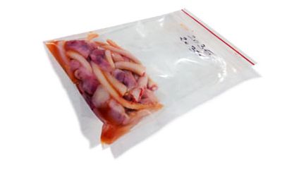 Caudas e test&iacute;culos num saco de pl&aacute;stico Ziplock
