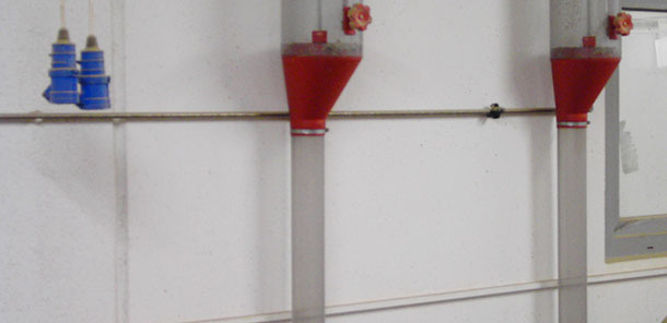 Na parede pintada observa-se mais luminosidade do que com as paredes caiadas.