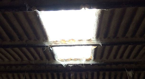 Pavilhão velho onde se melhora a iluminação tendo uma janela.