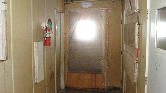 Exemplo de porta isolada que previne a entrada de vento n&atilde;o desejado e tamb&eacute;m o movimento n&atilde;o desejado entre la zona &ldquo;limpa&rdquo; (dentro da explora&ccedil;&atilde;o) e zona &ldquo;suja&rdquo; (exterior da explora&ccedil;&atilde;o).