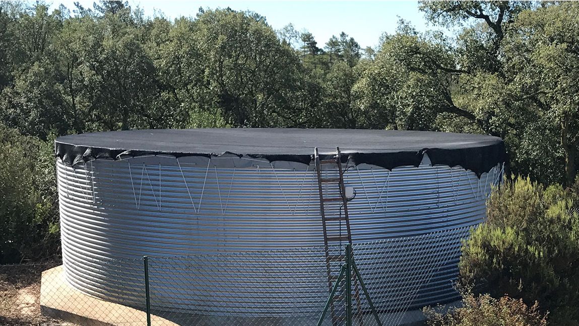 Dep&oacute;sito de armazenamento e distribui&ccedil;&atilde;o correctamente dimensionado e coberto, essencial em qualquer explora&ccedil;&atilde;o de porcos.
