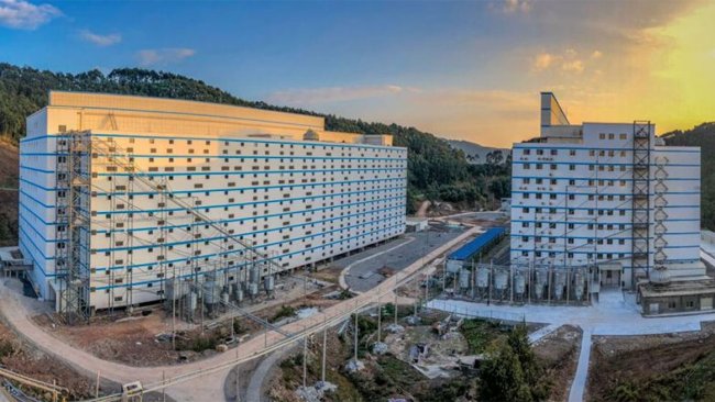 Foto 8: Distribuição de ração a partir da base para cada um dos pisos