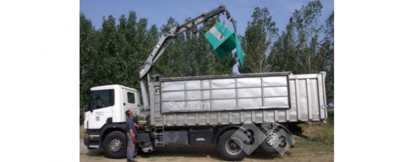 Imagem 4. Camião externo de recolha de cadáveres na exploração. Foto cortes&iacute;a de Secanim (Espa&ntilde;a).
