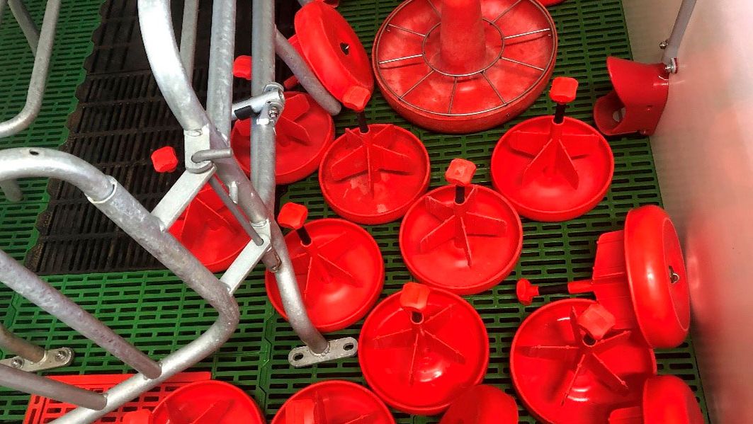 Imagem 1. Na limpeza de uma maternidade n&atilde;o devem ser esquecidos os equipamentos como pratos, focos e outro material que das salas
