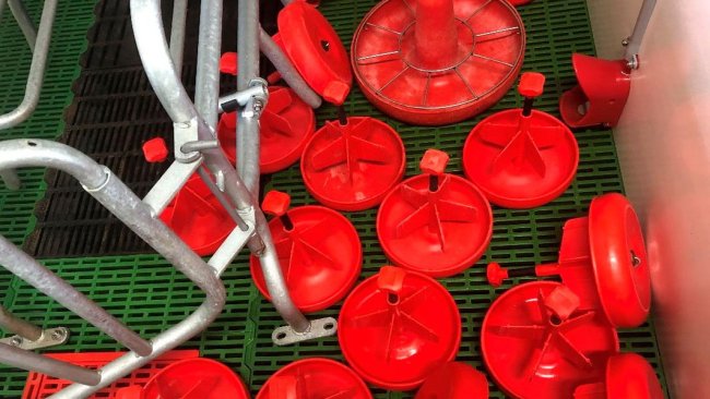 Imagem 1. Na limpeza de uma maternidade não devem ser esquecidos os equipamentos como pratos, focos e outro material que das salas