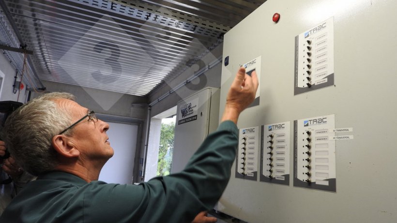 Sr. Talibart mostrando o painel de controlo dos raspadores para cada sala
