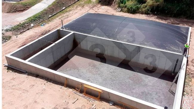 Imagem 1: Vista aérea da estrutura de cordas existente sob a lona de propileno. Imagem 2: Vista aérea da instalação de biogás que consta de zona de recepção dos chorumes frescos, zona de digestão anaeróbia e zona de armazenagem do digerido.