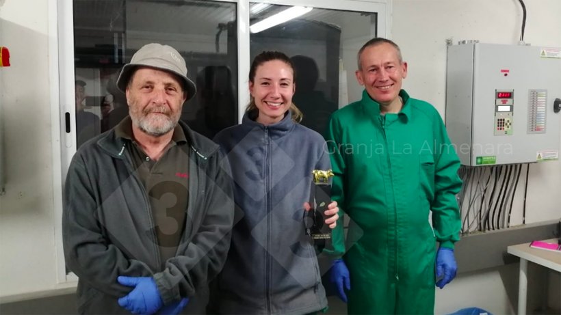 Foto 1: Da esquerda para a direita: Emilio Magall&oacute;n, Sara Beitia e Roberto Bautista com o troféu &ldquo;Premio especial MAPA&rdquo;