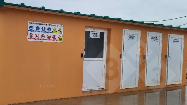 Figura 4. Zona de recep&ccedil;&atilde;o com separa&ccedil;&atilde;o de zonas. Portas: Entrada da explora&ccedil;&atilde;o, recep&ccedil;&atilde;o do s&eacute;men, recep&ccedil;&atilde;o dos medicamentos que necessitam de refrigera&ccedil;&atilde;o e recep&ccedil;&atilde;o dos medicamentos.