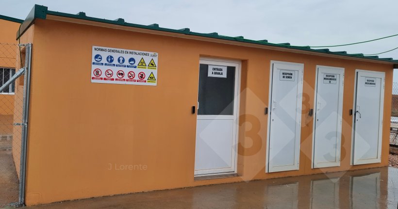 Figura 4. Zona de recepção com separação de zonas. Portas: Entrada da exploração, recepção do sémen, recepção dos medicamentos que necessitam de refrigeração e recepção dos medicamentos.