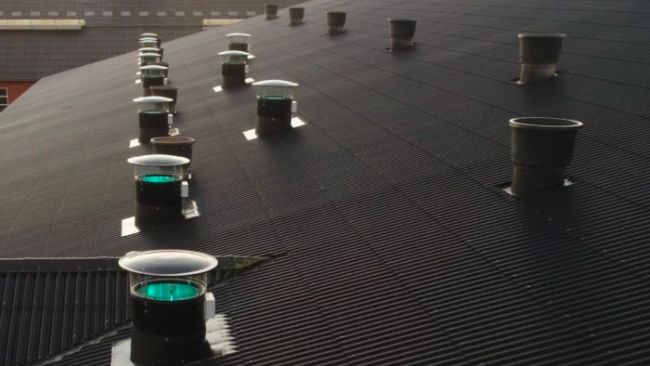 Figura 2. Entrada de ventila&ccedil;&atilde;o (luz azul) com tubos UV-C
