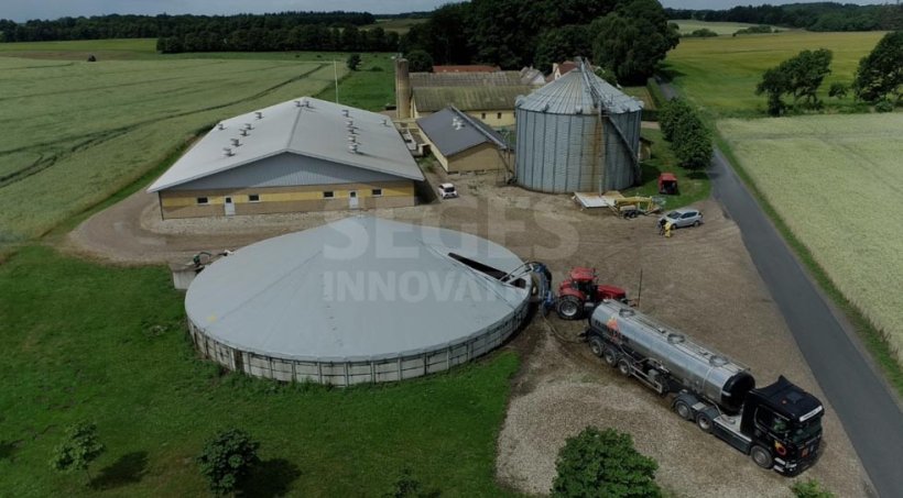 A acidifica&ccedil;&atilde;o de baixa dosagem para reduzir as emiss&otilde;es de metano nas instala&ccedil;&otilde;es de armazenamento deve ser efectuada no final da Primavera. Actualmente, &eacute; efectuada atrav&eacute;s da adi&ccedil;&atilde;o de &aacute;cido sulf&uacute;rico rico (96%) durante uma mistura intensa. Foto: Lindeborg Pedersen da S&oslash, SEGES Innovation.