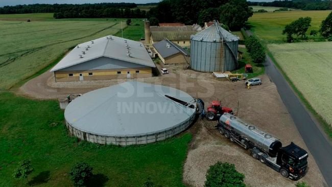 A acidificação de baixa dosagem para reduzir as emissões de metano nas instalações de armazenamento deve ser efectuada no final da Primavera. Actualmente, é efectuada através da adição de ácido sulfúrico rico (96%) durante uma mistura intensa. Foto: Lindeborg Pedersen da Sø, SEGES Innovation.