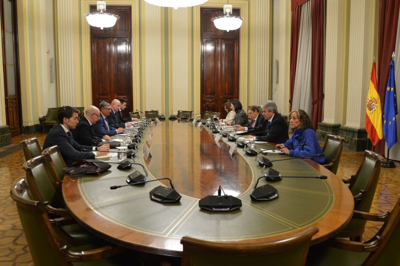 O ministro da Agricultura, Luis Planas, reunido com representantes do sector suinícola para abordar a Peste Suína Africana.
