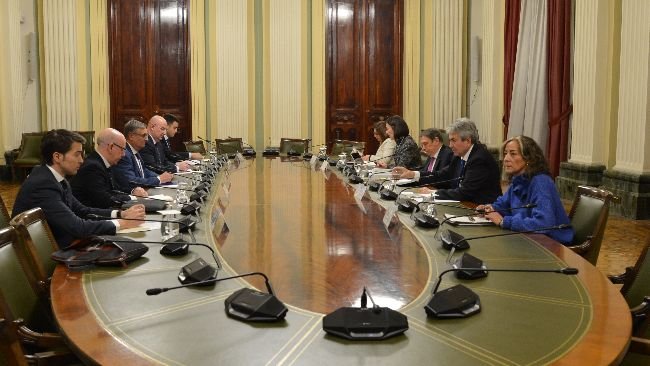 O ministro da Agricultura, Luis Planas, reunido com representantes do sector suinícola para abordar a Peste Suína Africana.