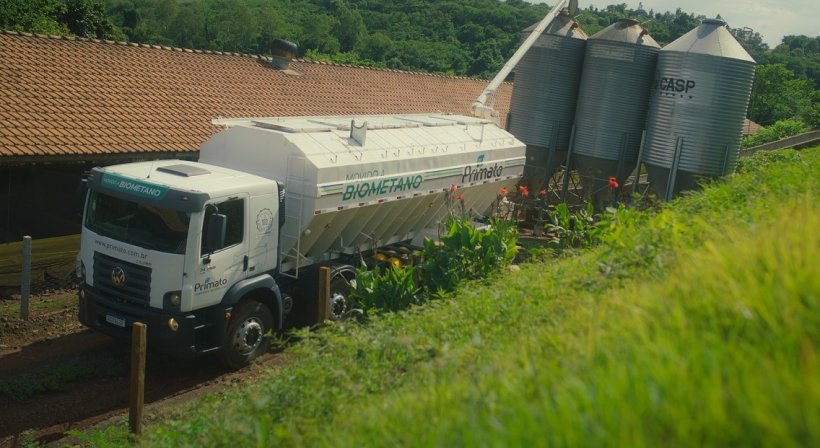 Camião movido a Biometano a entregar ração