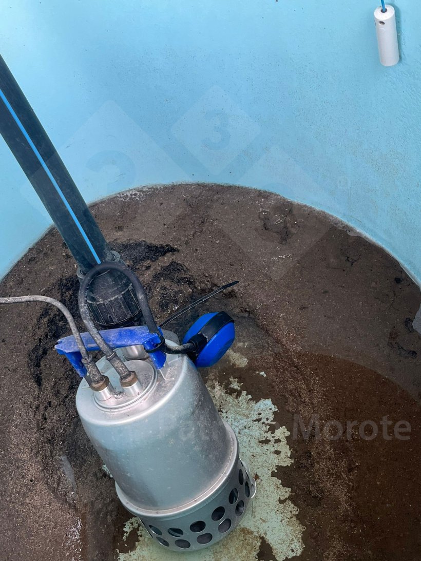 Foto 4. Dep&oacute;sito sucio y bomba de agua.
