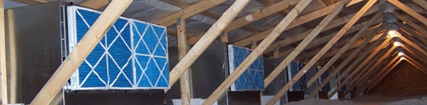 Imagen del &aacute;tico con cajas de filtros de una granja de madres adaptada al sistema de filtraci&oacute;n del aire.