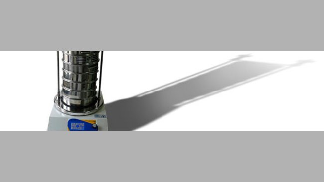 Coluna de crivos sobre a máquina vibratória